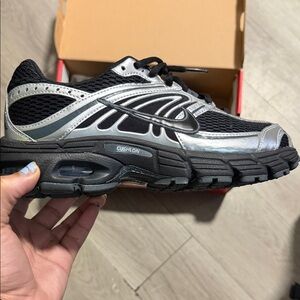 Nike Men’s Black and Silver Athletic Running Shoe